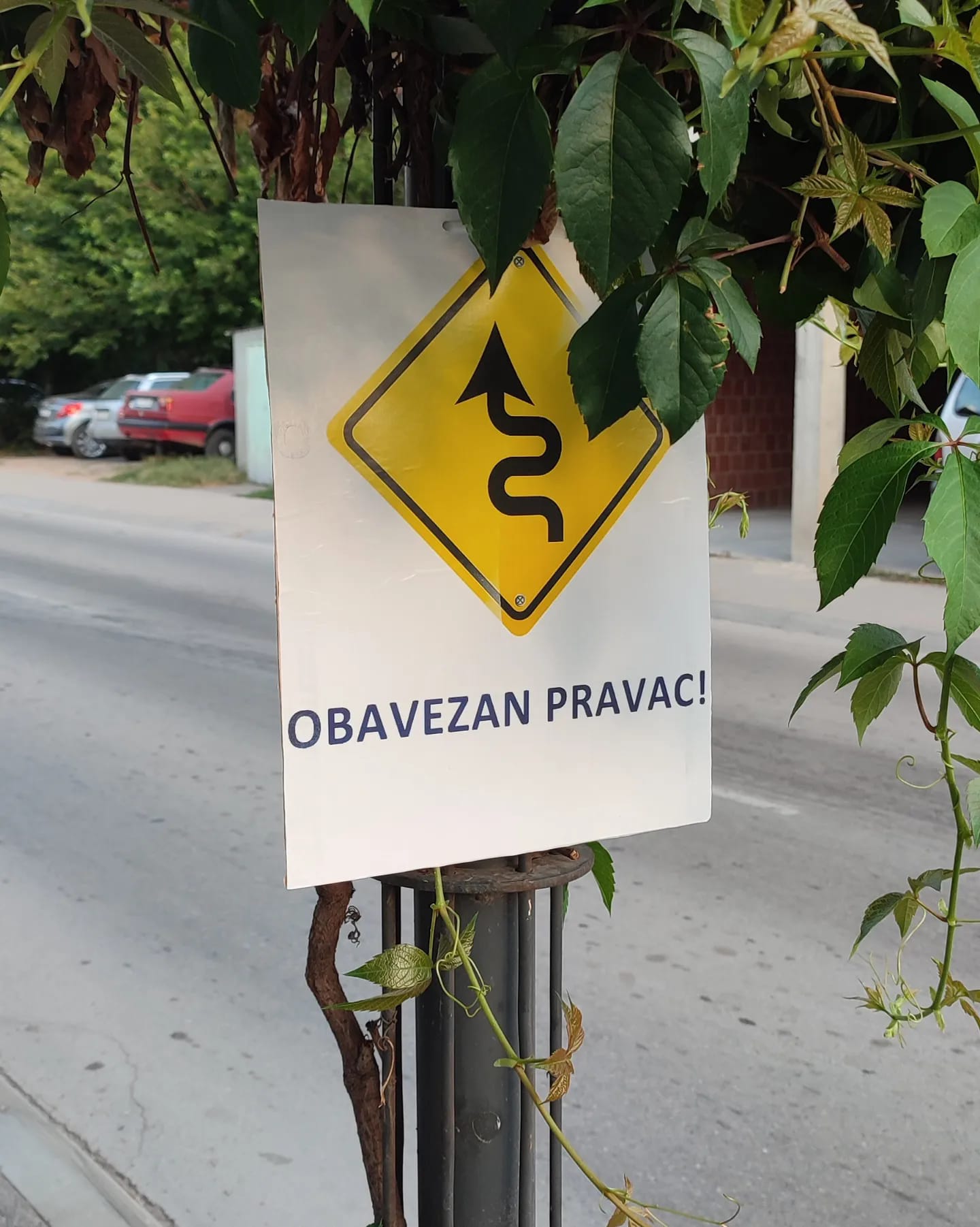 Пази! Ходаш тротоаром!