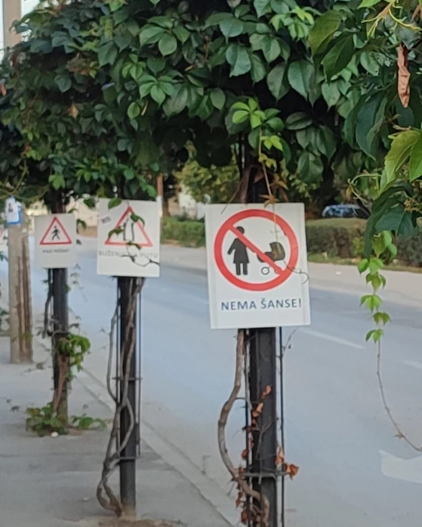 Пази! Ходаш тротоаром!