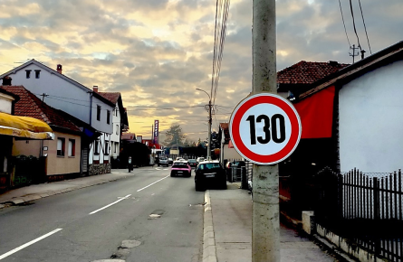 Брзо поред школе