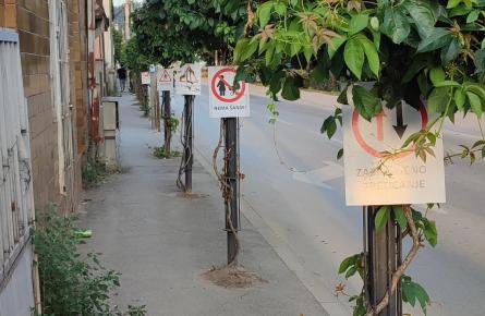 Пази! Ходаш тротоаром!